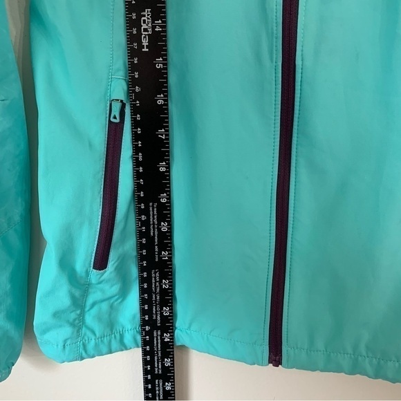The North Face Women’s Running windbreaker Jacket, water resistant outer shell - Picture 7 of 10